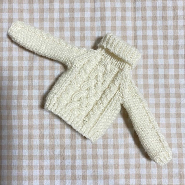 【お値下げ中】アラン模様のセーター ハンドメイドのぬいぐるみ/人形(人形)の商品写真