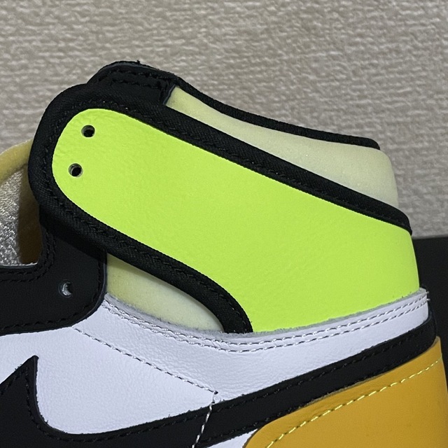 NIKE(ナイキ)の訳あり  新品 ナイキ エア ジョーダン1 ハイ OG ボルトゴールド 27 メンズの靴/シューズ(スニーカー)の商品写真