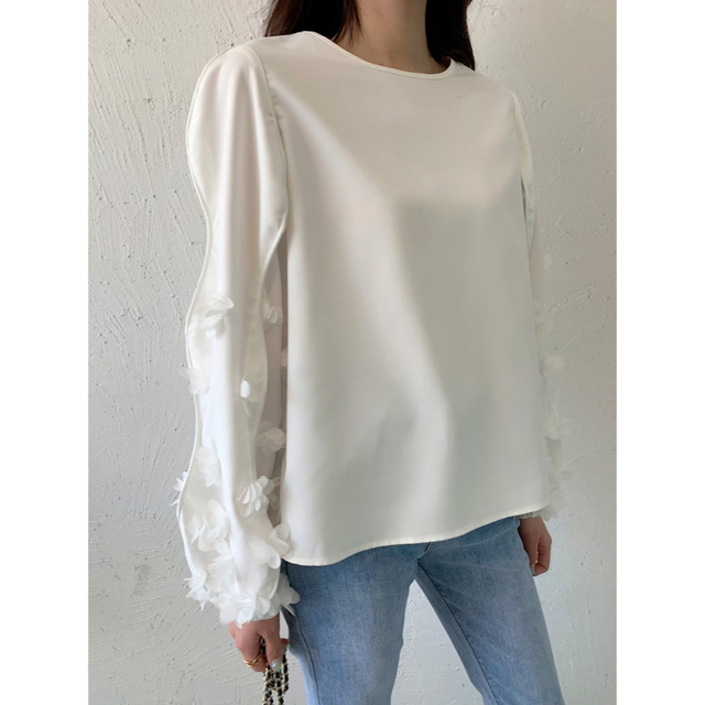 BIRTHDAY BASH(バースデーバッシュ)のLILIY FLOWER TOPS（COLOR：WHITE） レディースのトップス(シャツ/ブラウス(長袖/七分))の商品写真