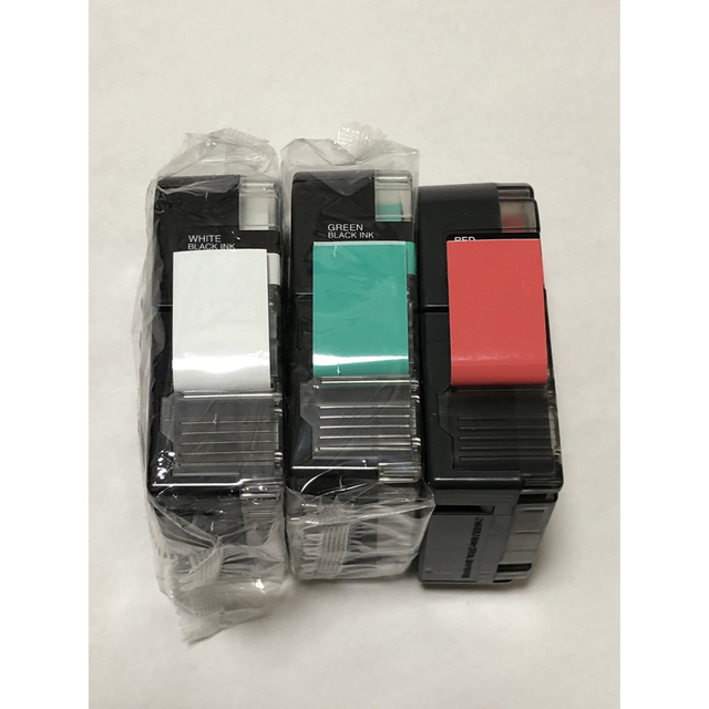 キングジム(キングジム)の【新品箱なし】テプラテープカートリッジ　18mm3本セット（白、緑、赤各1本） インテリア/住まい/日用品のオフィス用品(オフィス用品一般)の商品写真