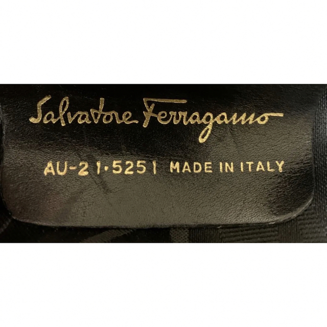 Salvatore Ferragamo(サルヴァトーレフェラガモ)のサルヴァトーレフェラガモ　ブラウン　ヴァラ金具持ち手　ハンドバッグ　リボン レディースのバッグ(ハンドバッグ)の商品写真