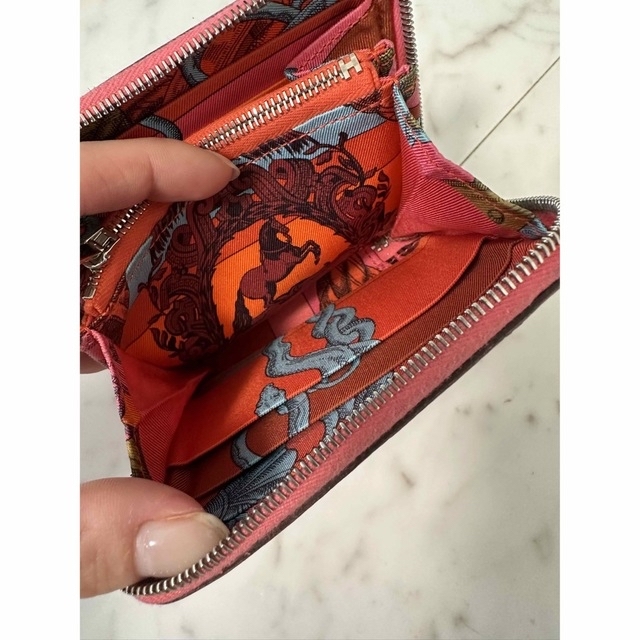 Hermes(エルメス)のHERMES シルクインコンパクト ローズアザレ レディースのファッション小物(財布)の商品写真