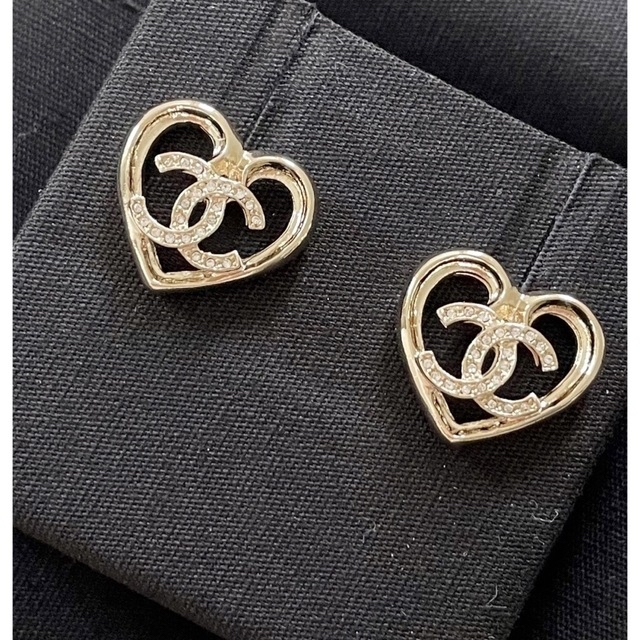 オープニング大セール】 CHANEL - 新作 ハート ピアス イヤリング 新品