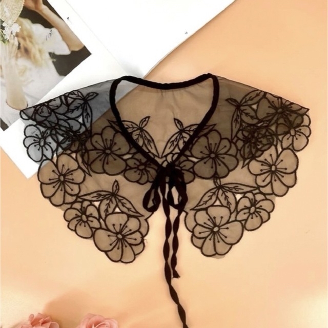 フラワー 花モチーフ　つけ襟　ブラック　刺繍 レディースのアクセサリー(つけ襟)の商品写真