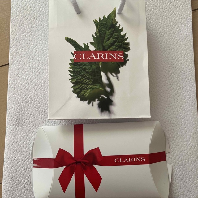 CLARINS(クラランス)のクラランス　clarins ショップ袋　箱　リップ　ショッパー　紙袋 レディースのバッグ(ショップ袋)の商品写真