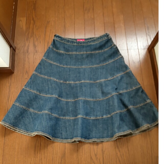 TO BE CHIC(トゥービーシック)のTO BE CHIC トゥービーシック デニムスカート ミディアム丈 レディースのスカート(ひざ丈スカート)の商品写真