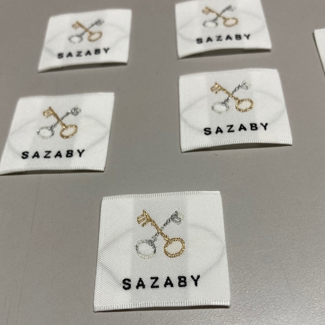 SAZABY(サザビー)の★新品★★SAZABY ★サザビー★ブランドネームのタグ★バッグ用？洋服用？不明 レディースのバッグ(その他)の商品写真