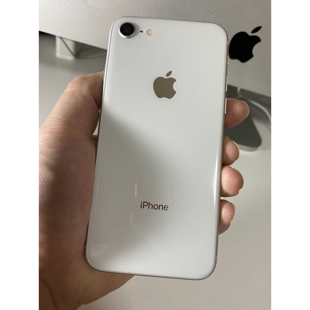 iPhone(アイフォーン)のiPhone8 docomo 64GB シルバー simフリー 中古 制限○ スマホ/家電/カメラのスマートフォン/携帯電話(スマートフォン本体)の商品写真