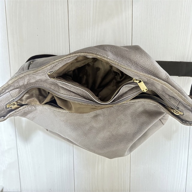 aniary(アニアリ)のaniaryアニアリのレザーグレージュラウンドショルダーバック メンズのバッグ(ショルダーバッグ)の商品写真