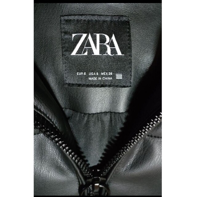 ZARA(ザラ)のZARA フェイクレザーダウンジャケット ブラック アウター コート ザラ 人気 レディースのジャケット/アウター(ダウンジャケット)の商品写真