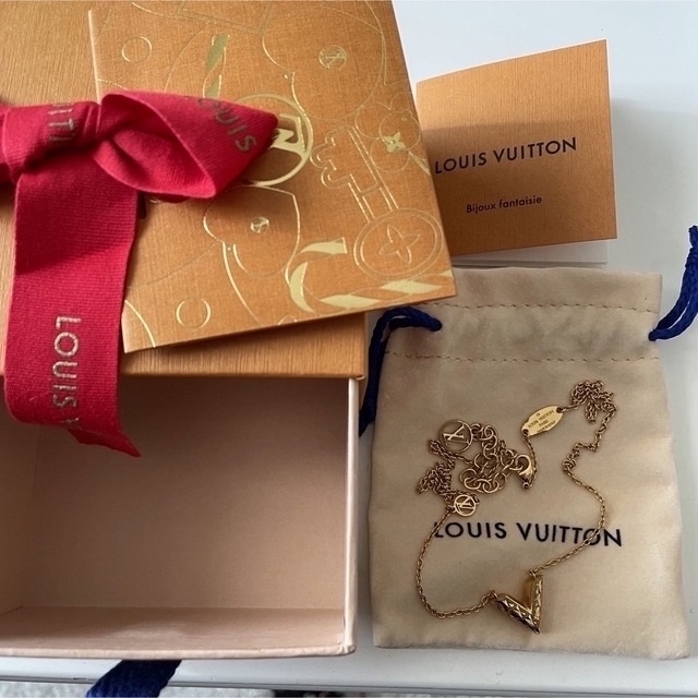 LOUIS VUITTON   ルイヴィトン コリエ・エセンシャルv ギヨーシュ