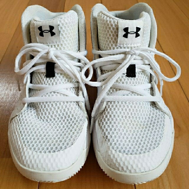 UNDER ARMOUR(アンダーアーマー)のUNDER ARMOR バスケットボール シューズ 23.5cm スポーツ/アウトドアのランニング(シューズ)の商品写真