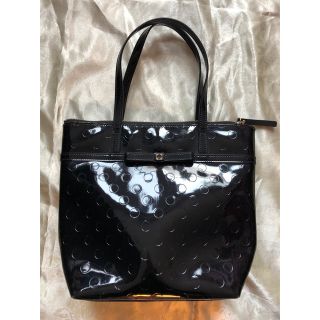 ケイトスペードニューヨーク(kate spade new york)のkate spade 黒　エナメル　ドット　A4 ファスナー　トートバッグ(トートバッグ)