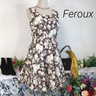 フェルゥ(Feroux)のブラウン地に柔らかな花柄、腰についたバックリボンも素敵。大人かわいいワンピース(ひざ丈ワンピース)