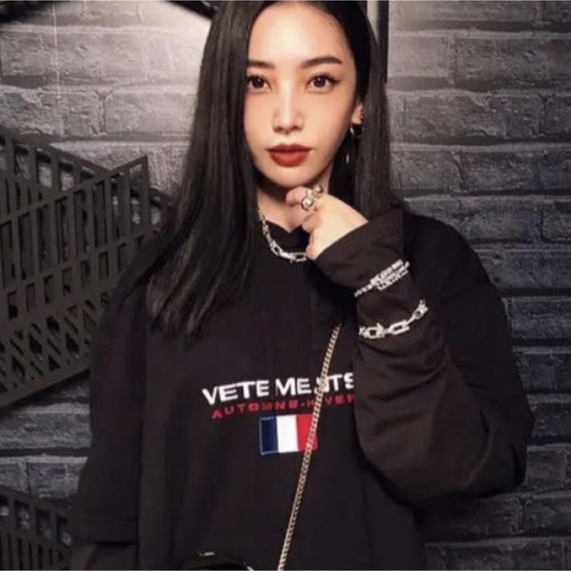 VETEMENTS(ヴェトモン)のタニタニ様専用　VETEMENTS レイヤードパーカー　フランス国旗 メンズのトップス(パーカー)の商品写真