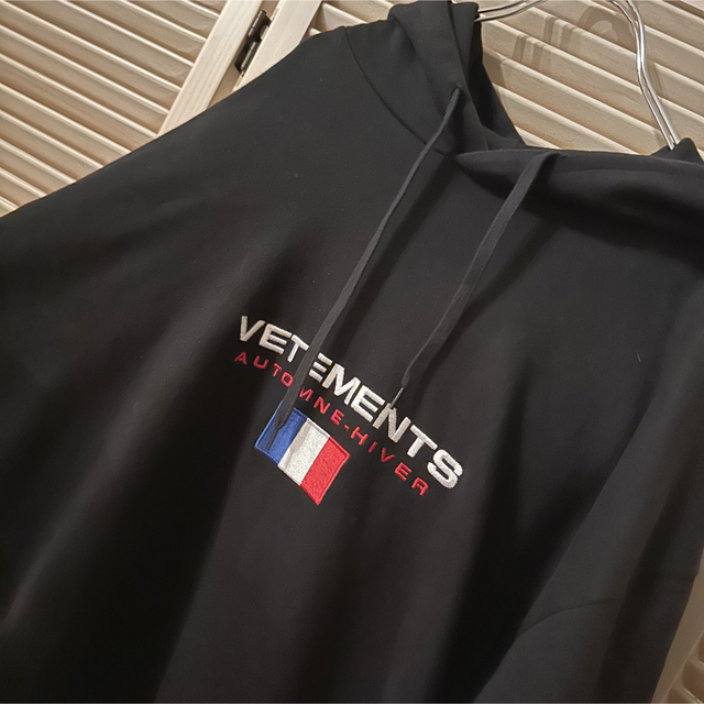 VETEMENTS(ヴェトモン)のタニタニ様専用　VETEMENTS レイヤードパーカー　フランス国旗 メンズのトップス(パーカー)の商品写真