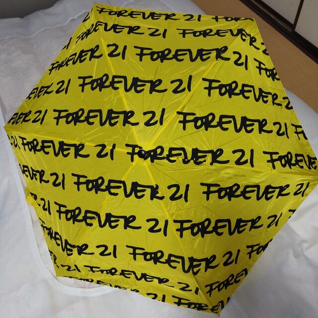 forever21ロゴプリントイエロー　折りたたみ傘　ノベルティ　非売品 レディースのファッション小物(傘)の商品写真