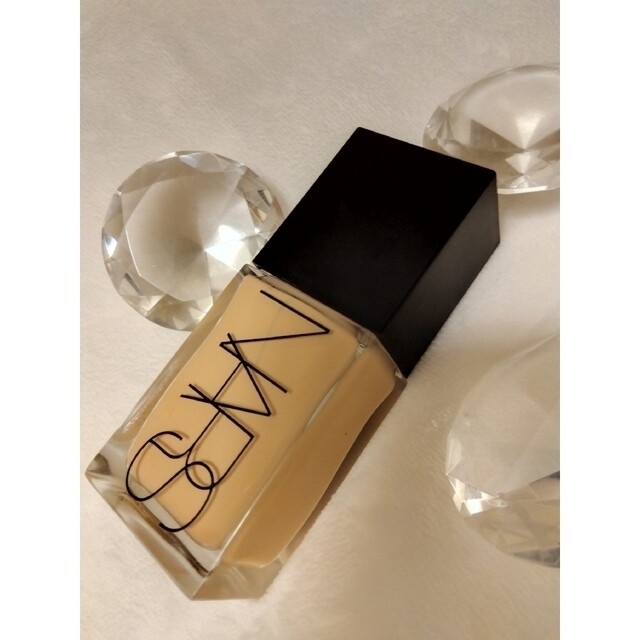 NARS(ナーズ)のご予約品★NARS★ ライトリフティング ファンデーション 02174 標準色 コスメ/美容のベースメイク/化粧品(ファンデーション)の商品写真