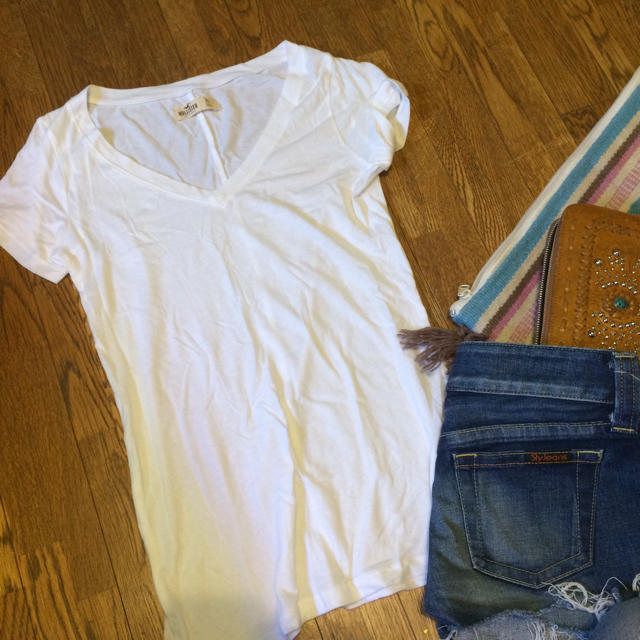 Hollister(ホリスター)のホリスター★vネック白tシャツ レディースのトップス(Tシャツ(半袖/袖なし))の商品写真