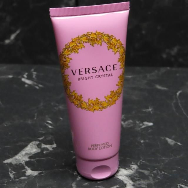 VERSACE(ヴェルサーチ)のVERSACEボディーローション保湿化粧品ブライトクリスタル香水ヴェルサーチェ コスメ/美容のボディケア(ボディローション/ミルク)の商品写真