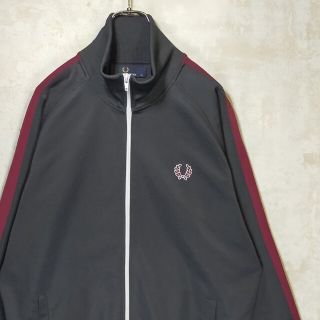 フレッドペリー(FRED PERRY)の【ゆるダボ】フレッドペリー 2XL トラックジャケット グレー系 黒 赤 ロゴ(ジャージ)