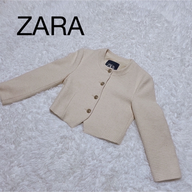 ZARA(ザラ)のZARA ザラ ツイードノーカラー ホワイト 金ボタン【XS】 レディースのジャケット/アウター(ノーカラージャケット)の商品写真