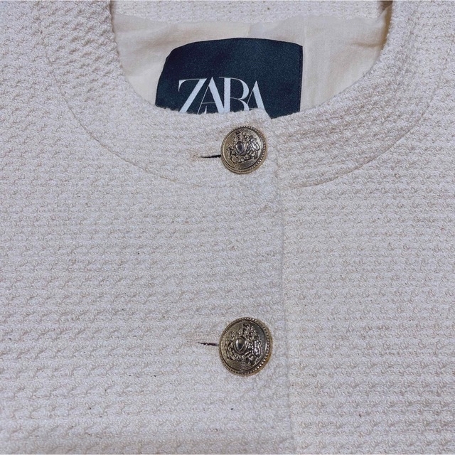 ZARA(ザラ)のZARA ザラ ツイードノーカラー ホワイト 金ボタン【XS】 レディースのジャケット/アウター(ノーカラージャケット)の商品写真