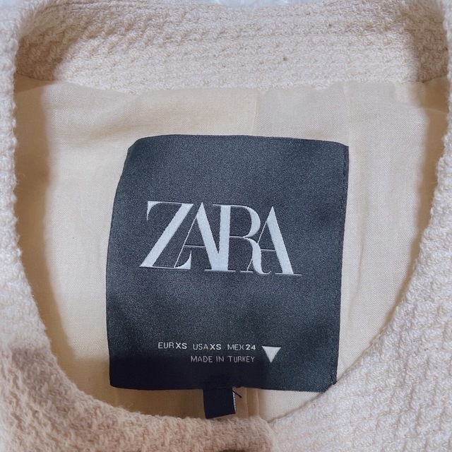 ZARA(ザラ)のZARA ザラ ツイードノーカラー ホワイト 金ボタン【XS】 レディースのジャケット/アウター(ノーカラージャケット)の商品写真