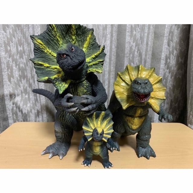 送料無料・選べる4個セット CCP ジラースとバンダイウルトラ怪獣