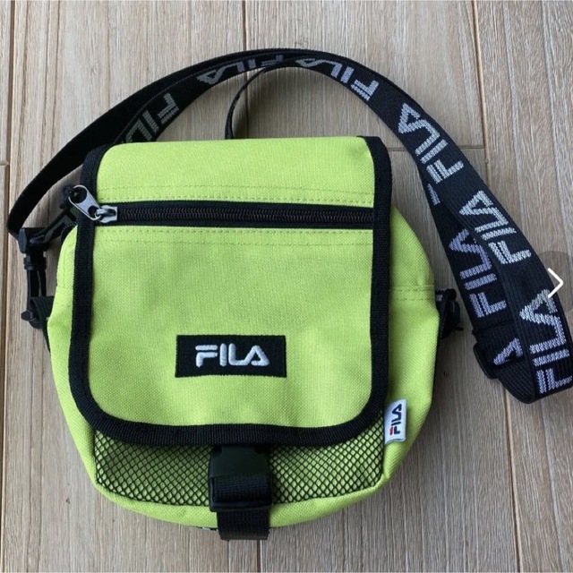 FILA(フィラ)のFILA ショルダーバッグ　蛍光イエロー レディースのバッグ(ショルダーバッグ)の商品写真