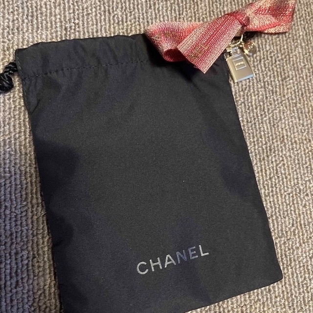 CHANEL(シャネル)のCHANEL ホリデー限定 N°5 ボトルチャーム＆ロゴ入り巾着 レディースのアクセサリー(チャーム)の商品写真