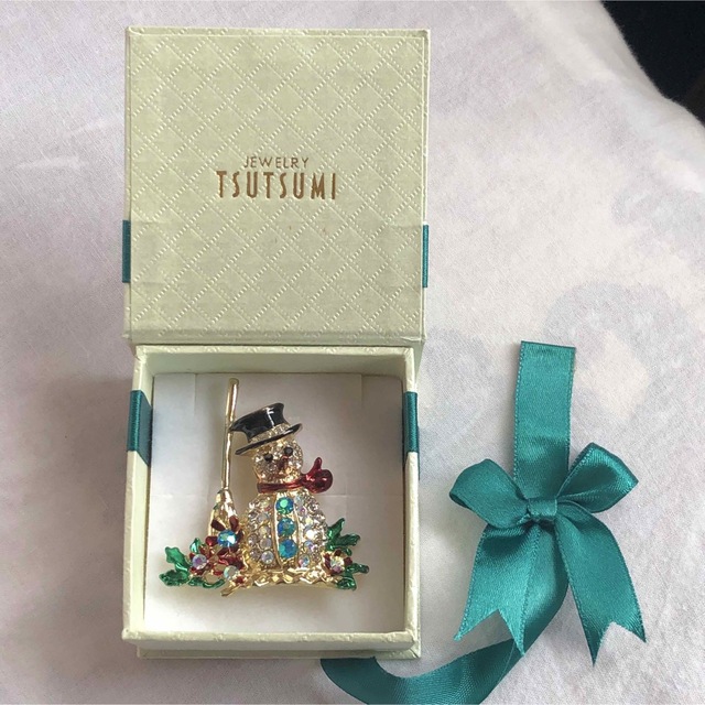 JEWELRY TSUTSUMI(ジュエリーツツミ)のTUTUMI  スノーマン　ブローチ レディースのアクセサリー(ブローチ/コサージュ)の商品写真