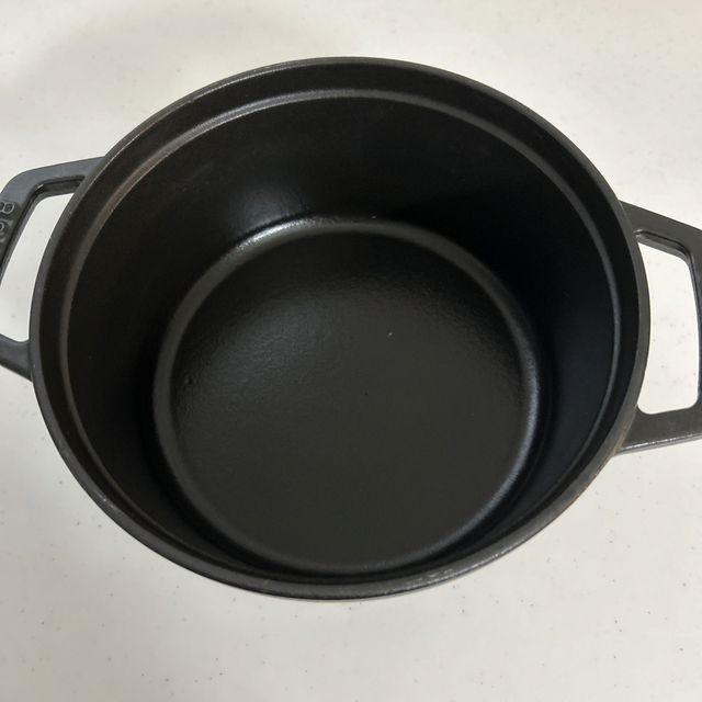 STAUB(ストウブ)のストウブピコココットラウンド18美品 インテリア/住まい/日用品のキッチン/食器(鍋/フライパン)の商品写真