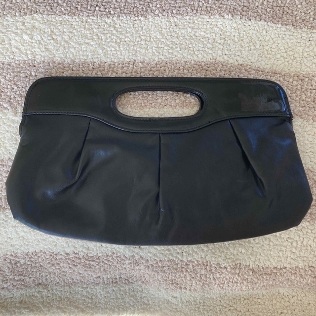 ブラック フェイクレザー エナメル クラッチバッグ レディースのバッグ(クラッチバッグ)の商品写真