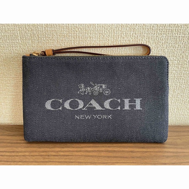 COACH(コーチ)の【新品未使用タグ付き】コーチ　COACH    デニム　ポーチ　財布 レディースのファッション小物(ポーチ)の商品写真