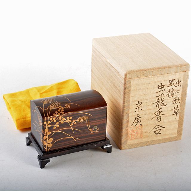 茶道具 山中塗 道場宗廣作 虫に秋草 黒檀虫篭蒔絵 香合 共箱 M R5279-