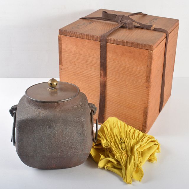 茶道具 釜師 角谷莎村作 万代屋釜 鉄釜 共布共箱 M R5282Bの通販 茶道具 釜師 角谷莎村作 万代屋釜 鉄釜 共布共箱 M R5282Bの通販