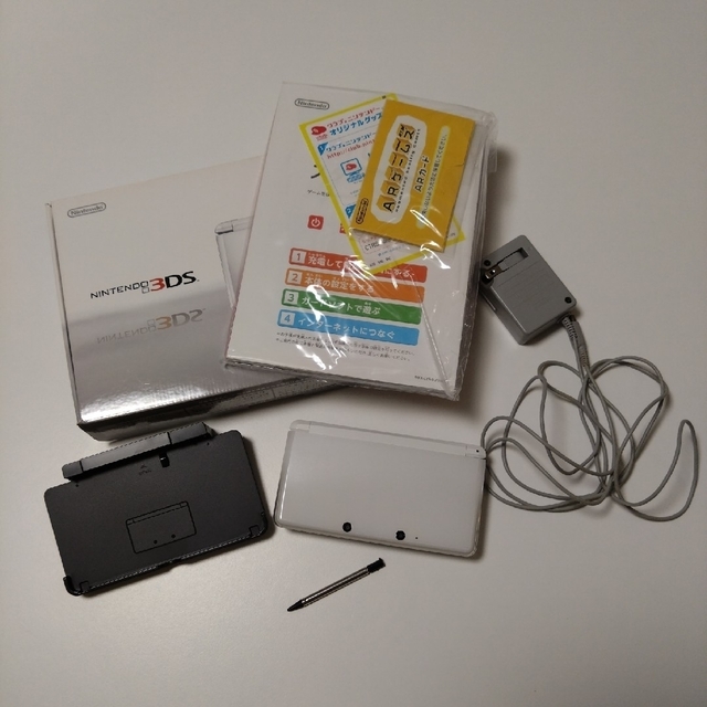 ニンテンドー3DS(ニンテンドー3DS)の任天堂３ＤＳ アイスホワイト エンタメ/ホビーのゲームソフト/ゲーム機本体(携帯用ゲーム機本体)の商品写真