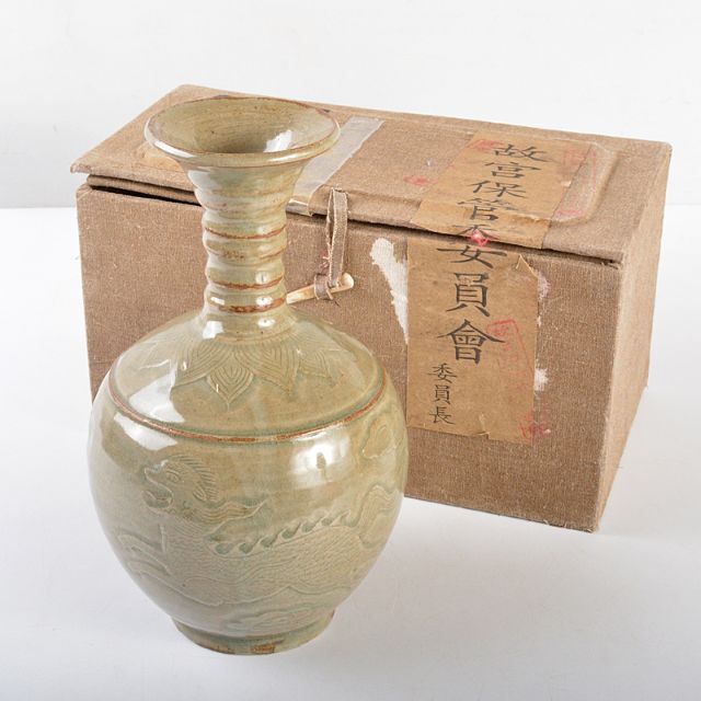中国 龍泉窯 青磁 陽刻 神獣文瓶 V R5297-