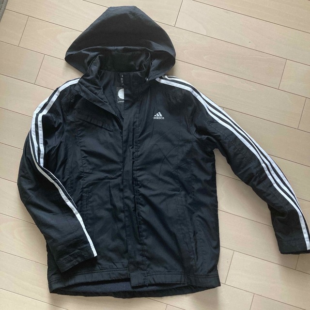 adidas(アディダス)のadidas ジャンパー　黒 キッズ/ベビー/マタニティのキッズ服男の子用(90cm~)(ジャケット/上着)の商品写真