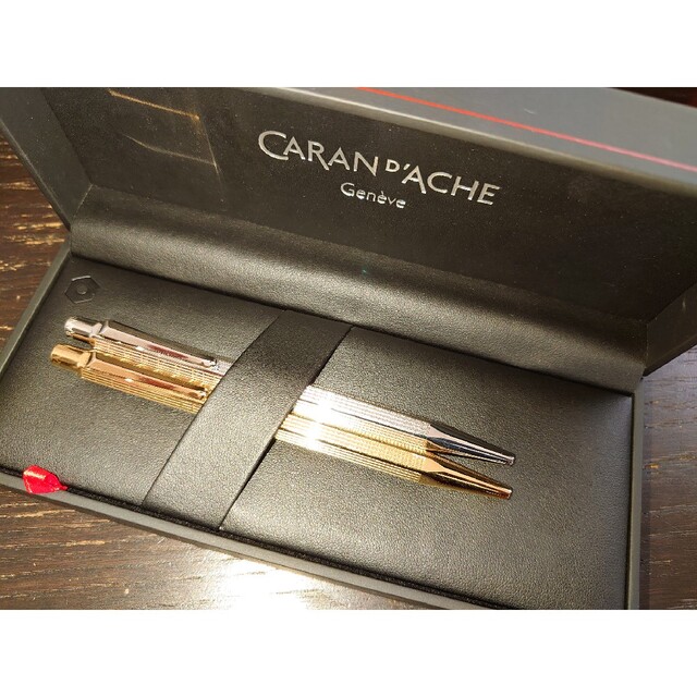 CARAN d'ACHE(カランダッシュ)のカランダッシュ　　エクリドール　アーバン　ゴールド&シルバー2本セット インテリア/住まい/日用品の文房具(ペン/マーカー)の商品写真