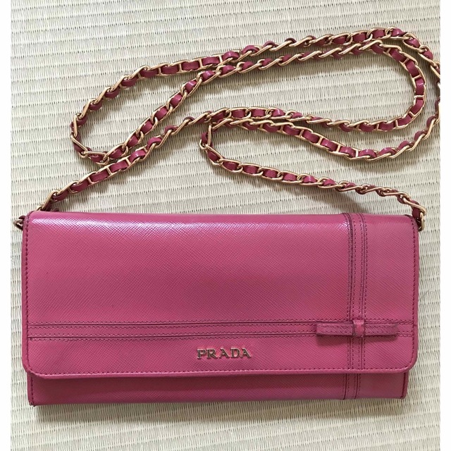 PRADA チェーン付きウォレット 長財布 - 財布