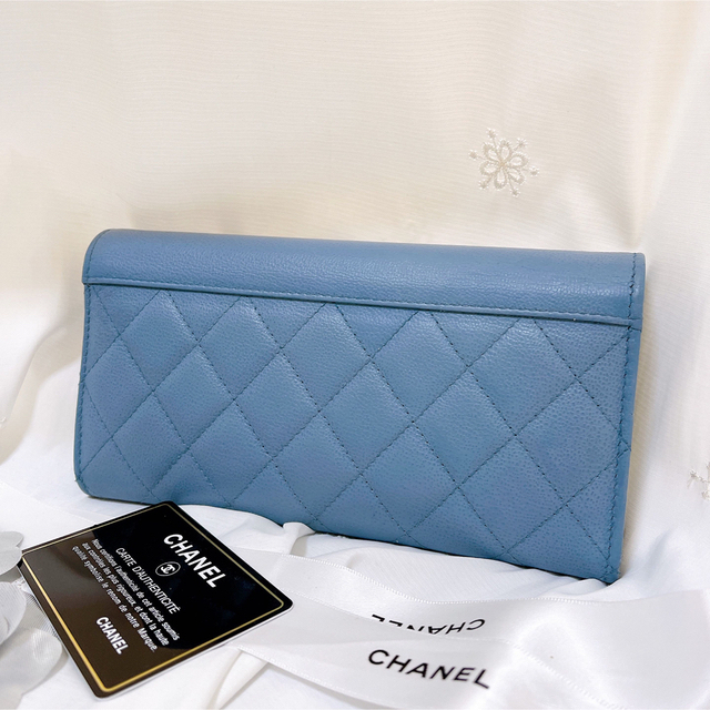 CHANEL(シャネル)の【なっちゃん様専用】生産量少ないデザイン＆希少カラー☆ハーフココロック レディースのファッション小物(財布)の商品写真