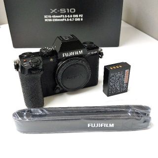 フジフイルム(富士フイルム)の富士フイルム　X-S10　ボディ（美品　値下げ！）(ミラーレス一眼)