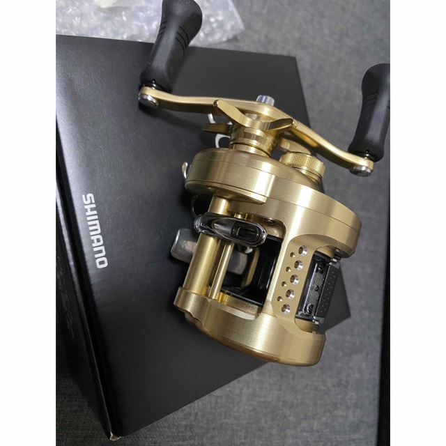 SHIMANO(シマノ)の美品！18カルカッタコンクエスト300 スポーツ/アウトドアのフィッシング(リール)の商品写真