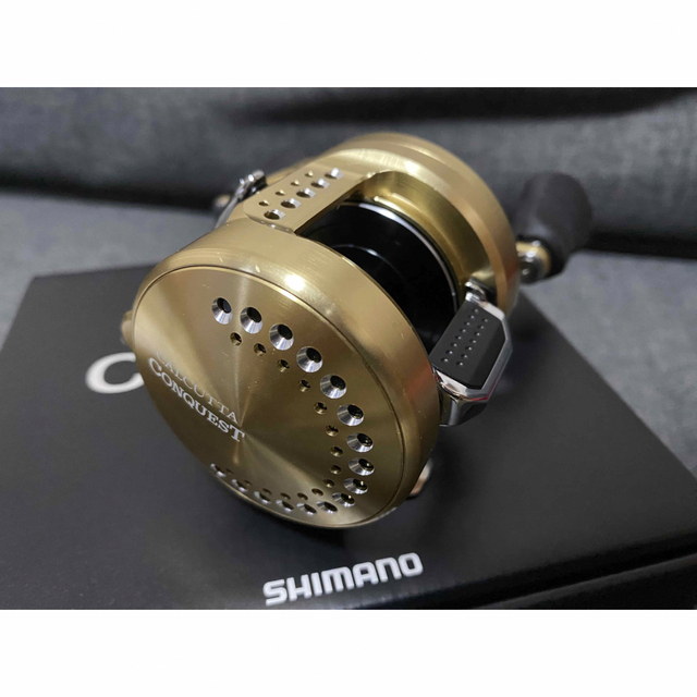 SHIMANO(シマノ)の美品！18カルカッタコンクエスト300 スポーツ/アウトドアのフィッシング(リール)の商品写真