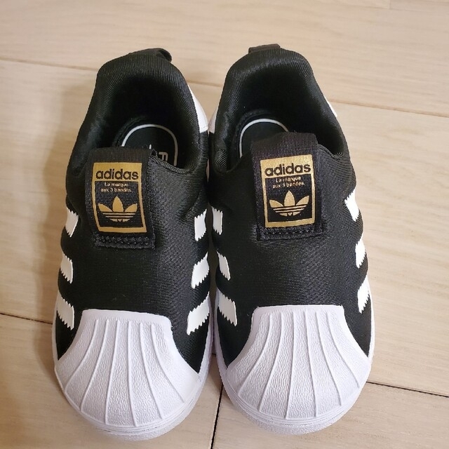 adidas(アディダス)のadidas スニーカー キッズ 13cm キッズ/ベビー/マタニティのキッズ靴/シューズ(15cm~)(スニーカー)の商品写真