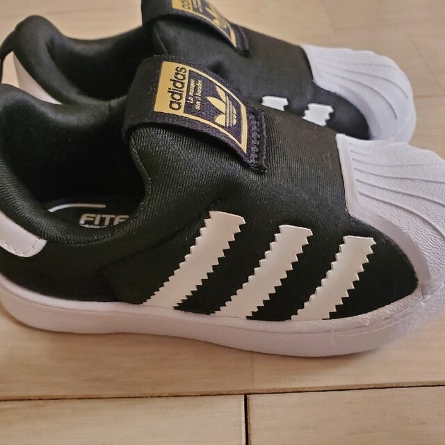 adidas(アディダス)のadidas スニーカー キッズ 13cm キッズ/ベビー/マタニティのキッズ靴/シューズ(15cm~)(スニーカー)の商品写真