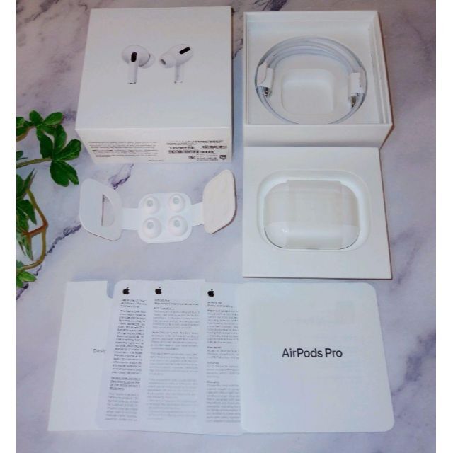 Apple(アップル)の【AirPods Pro】 MWP22J/A スマホ/家電/カメラのオーディオ機器(ヘッドフォン/イヤフォン)の商品写真