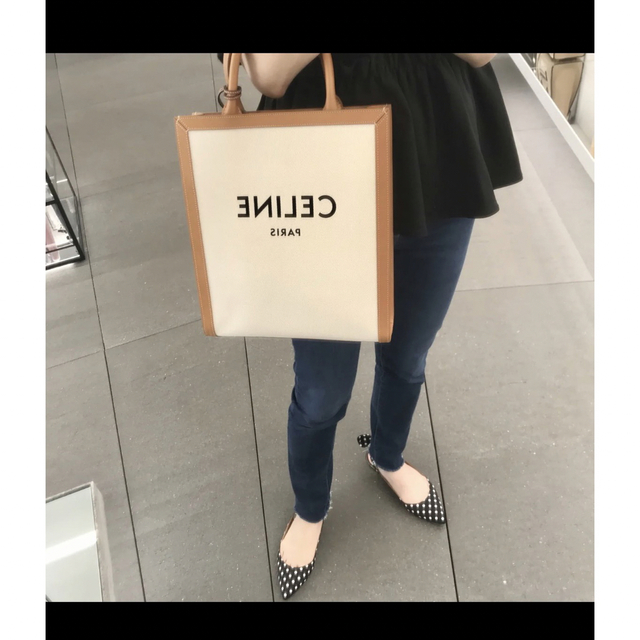 celine(セリーヌ)の35%OFF【新品・未使用】CELINE セリーヌ　スモールバーティカルカバ レディースのバッグ(ハンドバッグ)の商品写真